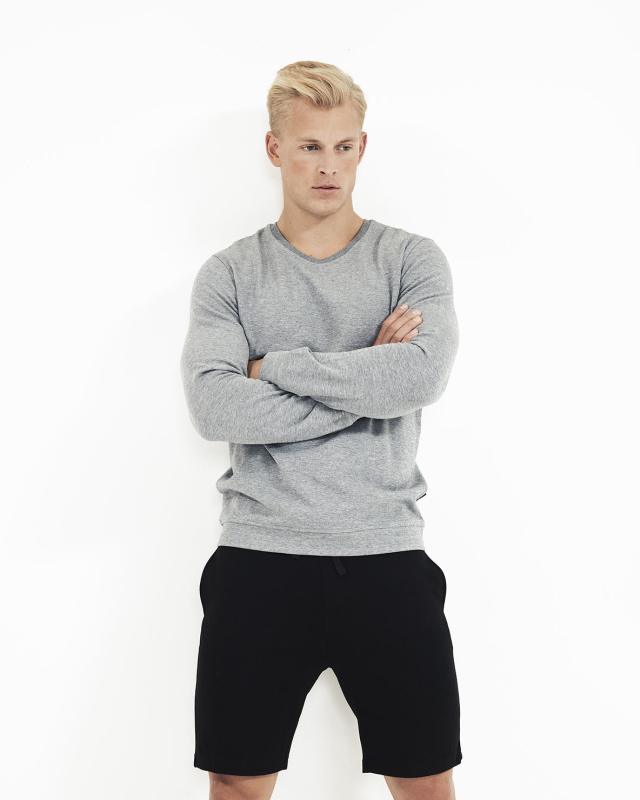 Bambussett med grå genser og svarte shorts -JBS of Denmark Men