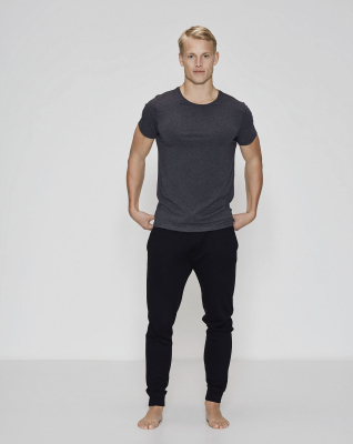 Bambussett med mørkegrå t-skjorte og svarte joggebukser -JBS of Denmark Men
