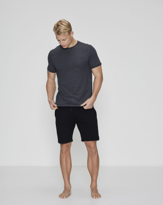 Bambussett med en mørkegrå pikét-skjorte og svarte shorts -JBS of Denmark Men
