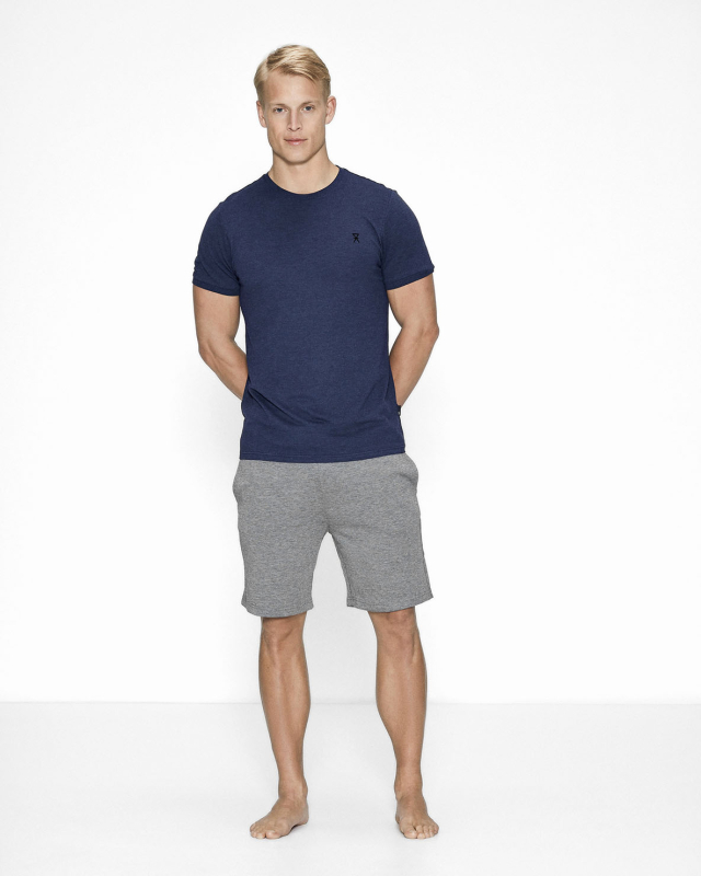 Bambussett med marineblå pikét-skjorte og grå shorts -JBS of Denmark Men