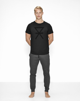Bambussett med svart t-skjorte og mørkegrå joggebukse -JBS of Denmark Men