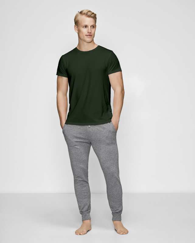 Bambussett med grønn t-skjorte og grå joggebukse -JBS of Denmark Men