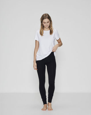 Bambussett med hvit t-skjorte og svarte leggings -JBS of Denmark Women